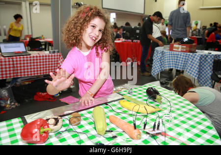 Luna Simoes di 9 anni da Peckham suona con un pianoforte elettrico alimentato da frutta e verdura durante il Maker Party al Mozilla Festival 2013, al Ravensbourne College of Design and Communication di Greenwich, Londra. Foto Stock