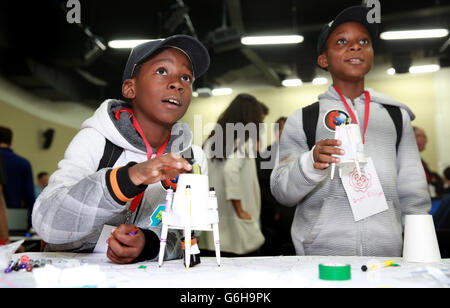 (Da sinistra a destra) Jonathan (9) e Bryan Ellis (11) da Northampton si divertono mentre imparano i circuiti durante il Maker Party al Mozilla Festival 2013, al Ravensbourne College of Design and Communication di Greenwich, Londra. Foto Stock