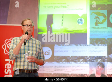 Alex Fowler, Global Privacy and Policy leader di Mozilla, presenta lightbeam, il nuovo prodotto per la privacy web dell'organizzazione, al Mozilla Festival 2013, al Ravensbourne College of Design and Communication di Greenwich, Londra. Foto Stock