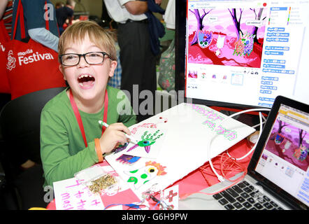 Gabriel Werner di 7 anni da Kent crea un'animazione durante il Maker Party al Mozilla Festival 2013, al Ravensbourne College of Design and Communication di Greenwich, Londra. Foto Stock