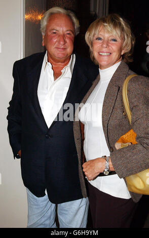 Il regista Sir Michael Winner e la sua fidanzata Geraldine Lynton Edwards arrivano alla visita privata della collezione personale di Sir Elton John, a Sotheby's, nel centro di Londra. La raccolta sarà messa all'asta il 30 settembre 2003. Foto Stock