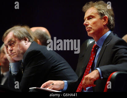 Il primo ministro Tony Blair e il vice leader John Prescott ascoltano il presidente del partito laburista Ian McCartney aprire officamente la conferenza annuale del partito a Bournemouth. Foto Stock