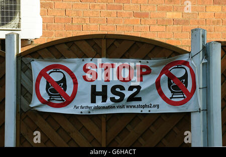 Una vista generale di un cartello anti HS2 a Whittington, Staffordshire. Foto Stock