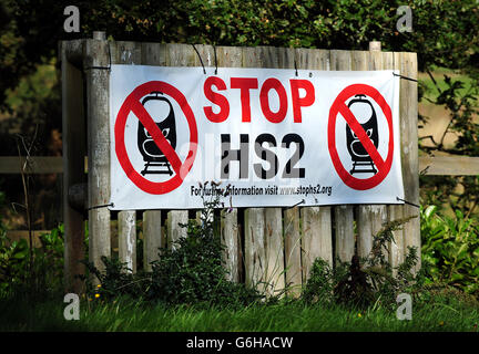 Una vista generale di un cartello anti HS2 a Whittington, Staffordshire. Foto Stock