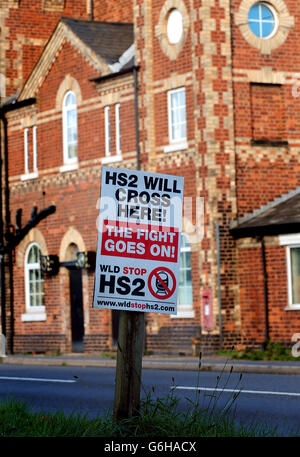 Una vista generale di un cartello anti HS2 a Whittington, Staffordshire. Foto Stock