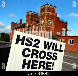 Una vista generale di un cartello anti HS2 a Whittington, Staffordshire. Foto Stock