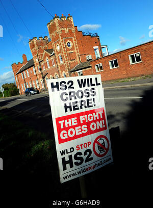 Una vista generale di un cartello anti HS2 a Whittington, Staffordshire. Foto Stock