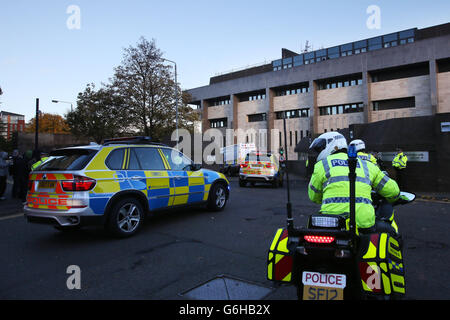 Cinque persone con presunti legami con il repubblicanesimo dissidente arrivano alla Glasgow Sheriff Court, accusato di reati terroristici e di cospirazione per omicidio. Foto Stock