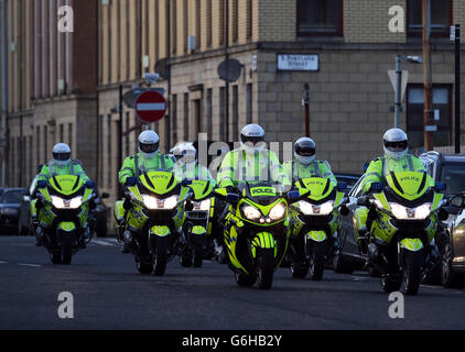 La polizia arriva prima di cinque persone con presunti collegamenti al repubblicanesimo dissidente arrivo alla Corte Sheriff di Glasgow accusato di reati terroristici e cospirazione per omicidio. Foto Stock