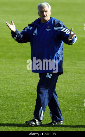 Il manager della Newcastle United Sir Bobby Robson durante una sessione di formazione di squadra presso il campo di allenamento Blue Flame di Newcastle, prima della partita di premiership fa Barclaycard contro Southampton al St James' Park di domani. Foto Stock