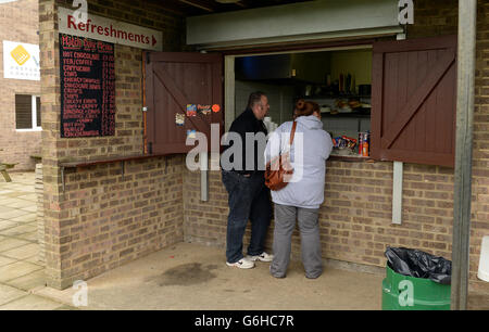 Calcio - FA Cup - quarto turno di qualificazione - Brackley Town v Barrow - St James Park Foto Stock