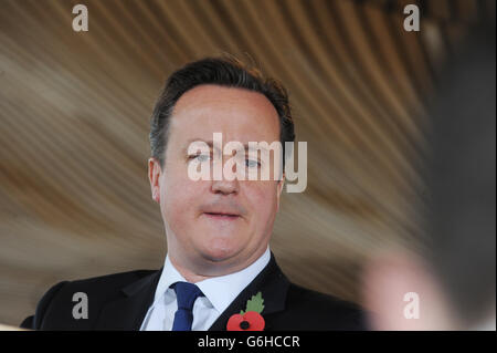 Il primo ministro David Cameron tiene una conferenza stampa dopo aver incontrato il primo ministro Carwyn Jones al Senedd nella baia di Cardiff. Foto Stock