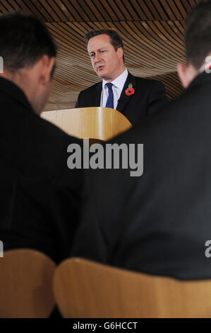 Il primo ministro David Cameron tiene una conferenza stampa dopo aver incontrato il primo ministro Carwyn Jones al Senedd nella baia di Cardiff. Foto Stock