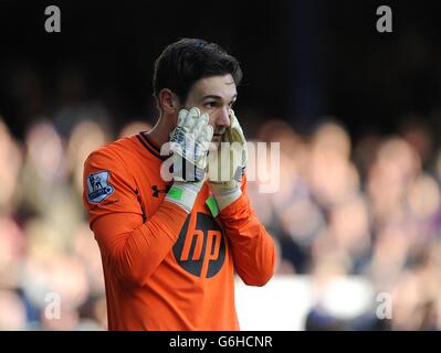 Calcio - Barclays Premier League - Everton v Tottenham Hotspur - Goodison Park. Il portiere di Tottenham Hotspur Hugo Lloris guarda alla partita in gioco Foto Stock