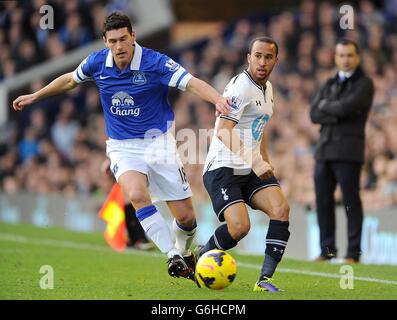 Tottenham Hotspur's Andros Townsend (a destra) e Gareth Barry di Everton si sfidano per la palla Foto Stock