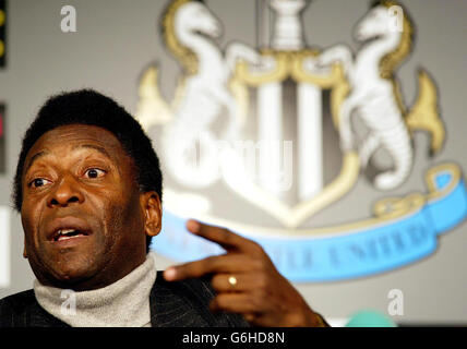 La leggenda del calcio Pele nello stadio di calcio St James' Park, Newcastle. L'ex brasiliano internazionale si è toccato questa mattina all'aeroporto di Newcastle per essere accolto da decine di cacciatori di autografi e giornalisti. Il vincitore della Coppa del mondo è stato nella regione per aprire una nuova mostra di fotografie che raccontano la sua vita in campo e fuori. Foto Stock