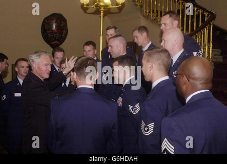 I membri dell'equipaggio di due elicotteri MH53 Pave Lowe della 21esima Special Operations Squadron USAF, con sede a Mildenhall a Suffolk, ricevono e ricevono il premio Edward e Maisie Lewis dal presidente dei pescatori naufragati e dalla Royal Benevolent Society di Mariners, ammiraglio della flotta Sir Julian Oswald GCB (in tuta nera), Dopo una cerimonia alla Fishmongers' Hall di Londra. I 18 uomini sono stati coinvolti nel salvataggio di due membri dell'equipaggio feriti dallo yacht Persuader in forza tempesta 10 condizioni 480 miglia a ovest della fine di Land nel maggio 2002. Gli elicotteri dovevano essere riforniti di carburante in volo ed era inteso Foto Stock