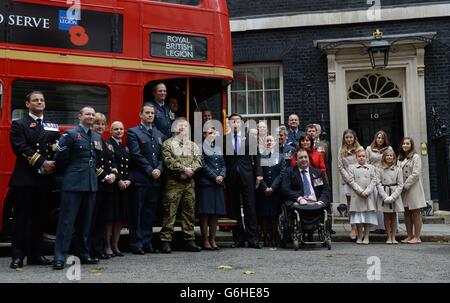 S Poppy appello accogliendo un autobus Poppy a Downing Street. Le Poppy Girls, membri delle forze armate e sostenitori del Poppy Appeal sono arrivati sull'autobus e hanno eseguito il loro appello singolo. Foto Stock