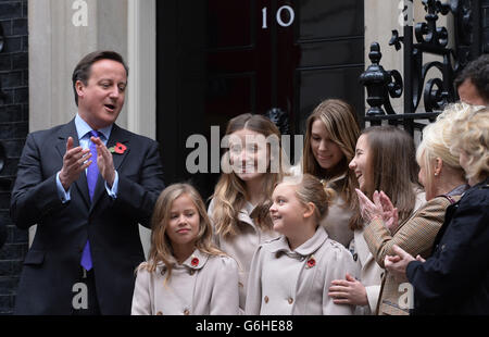 S Poppy appello accogliendo un autobus Poppy a Downing Street. Le Poppy Girls, membri delle forze armate e sostenitori del Poppy Appeal sono arrivati sull'autobus e hanno eseguito il loro appello singolo. Foto Stock