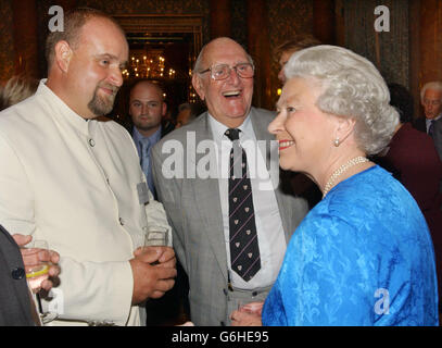 La regina Elisabetta II chiacchiera con Mark Orchard (a sinistra) e Eric Dodds a Buckingham Palace, Londra, durante un ricevimento speciale che rende omaggio al contributo di oltre 400 pionieri nella vita britannica. Rappresentanti di imprese, gruppi comunali, moda, cibo, musica, scienza, arte, governo, università e salute saranno presenti all'evento ospitato dalla Regina e dal Duca di Edimburgo. I nomi famosi, tra cui Delia Smith, Pete Waterman, Sir Cliff Richard, Simon Weston, Zandra Rhodes, Sir Jackie Stewart, Trevor Baylis e Sir Roger Banister, vedranno le mostre, a cui tutti si riferiscono Foto Stock