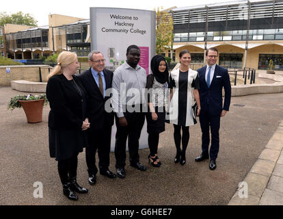 La principessa della corona Victoria (seconda destra) e il principe Daniel (destra) posano per una fotografia con l'apprendista Douglas (Kofi) Adu-Boahen (terza sinistra), ex apprendista Hafsana Akthar (terza destra), il ministro svedese del Commercio Ewa Bjorling (sinistra) e il direttore dell'Hackney College Ian Ashman (seconda sinistra) presso l'Hackney Community College di Londra. Foto Stock