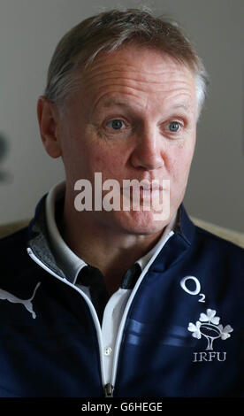 Il capo allenatore irlandese Joe Schmidt parla durante una conferenza stampa presso il campo di addestramento irlandese di Rugby a Carton House a Kildare. Foto Stock