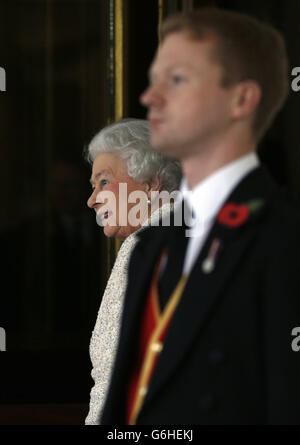 La regina Elisabetta II si congedò dal presidente della Corea del Sud Park Geun-Hye mentre lascia Buckingham Palace a Londra. Foto Stock