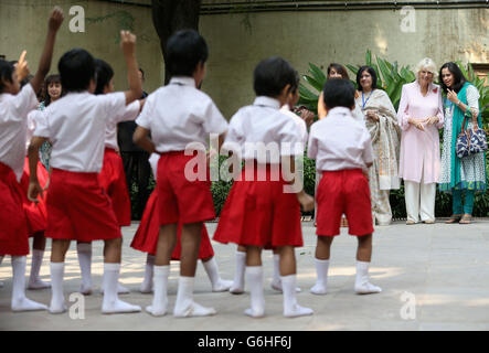 La Duchessa della Cornovaglia guarda i ballerini ad Asha Sadan (Casa della speranza) per i bambini che sono stati abbandonati o abusati, a Mumbai, il quarto giorno della loro visita ufficiale in India e Sri Lanka. Foto Stock