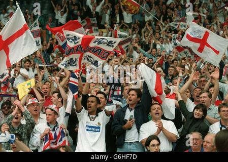 22-GIU-96 ..England contro Spagna, Inghilterra i tifosi celebrare dopo aver vinto sulle sanzioni