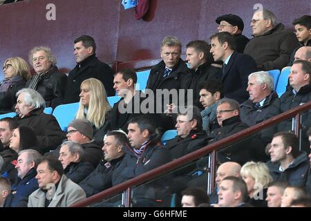 Il manager del Manchester United David Moyes con l'assistente Steve Round e il club coach Phil Neville (centro) e Roy Keane (in alto, terzo a sinistra) negli stand durante il gioco Foto Stock