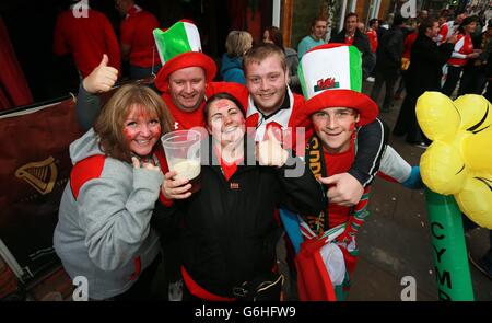 Fan del Galles fuori dal pub Queens Vaults prima della partita dove Men Series tra Galles e Sud Africa al Millennium Stadium di Cardiff. Foto Stock