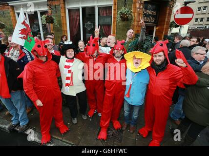 Fan del Galles fuori dal pub Queens Vaults prima della partita dove Men Series tra Galles e Sud Africa al Millennium Stadium di Cardiff. Foto Stock