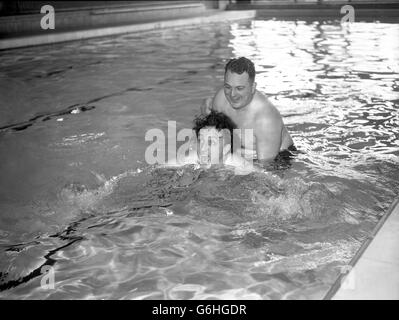 Intrattenimento - Ken Dodd lezioni di nuoto - Coventry Foto Stock