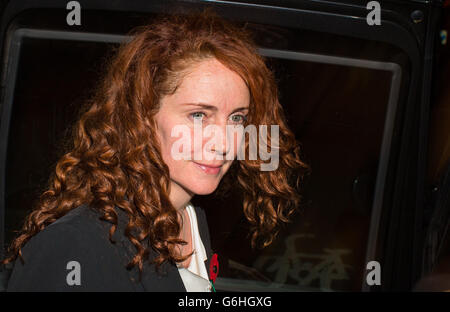 Rebekah Brooks lascia l'Old Bailey a Londra come caso di accusa nel processo dell'ex capo esecutivo di News International Rebekah Brooks e dell'ex medico di spin Andy Coulson si è incontrato oggi. Foto Stock