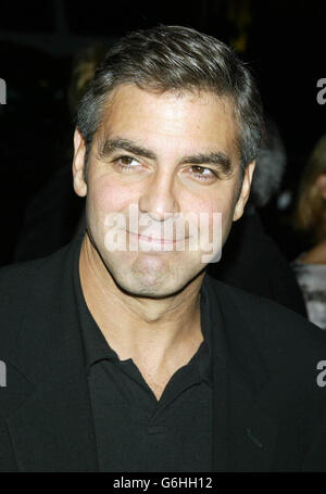 L'attore George Clooney arriva per la prima mondiale del suo nuovo film intollerabile crudelty all'Accademia delle arti e delle scienze del movimento a Beverly Hills, Los Angeles. 15/10/03: Attore George Clooney che sta venendo in Scozia per filmare un blockbuster di Hollywood. Domani a Glasgow saranno svelati due grandi nomi come le stelle di un thriller ricco di azione, è chiaro. Clooney ha già visitato Bathgate e Broxburn, a West Lothian, alla ricerca di location per il film, ritenuto un dramma psicologico su un veterano vietnamita che è erroneamente accusato di un crimine. Foto Stock