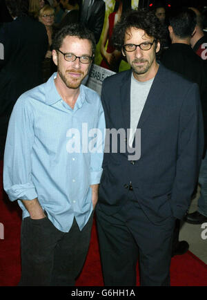 I fratelli Ethan (a sinistra) e Joel Coen arrivano per la prima mondiale del loro nuovo film intollerabile crudeltà all'Accademia delle arti e delle scienze cinematografiche di Beverly Hills, Los Angeles. I fratelli Coen hanno diretto e prodotto il film che vede protagonisti Catherine Zeta-Jones e George Clooney. Foto Stock