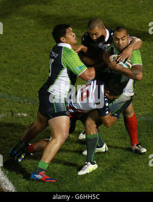 Rugby League - Coppa del mondo 2013 - Gruppo D - USA / Isole Cook - Memorial Stadium. Cook Island John Zebelon Taia è affrontato dalla Samoa Tuisegasega degli Stati Uniti durante la partita della Coppa del mondo 2013 al Memorial Stadium di Bristol. Foto Stock