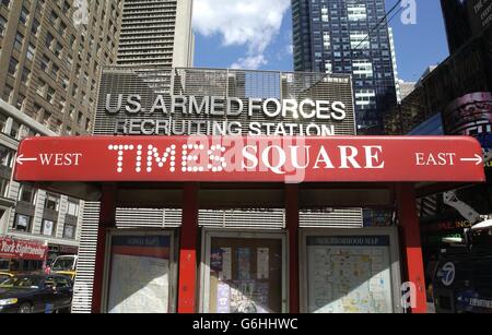 New Yorks ha famoso Times Square. Una stazione di reclutamento delle forze armate si trova dietro uno stand informativo a Times Square Foto Stock