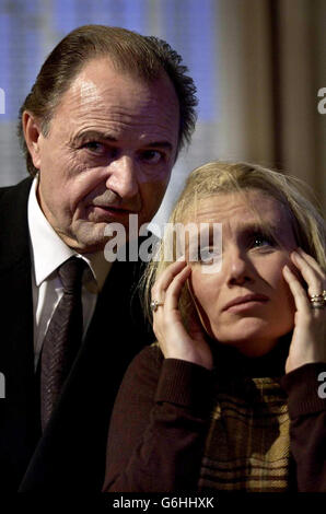 Attori Peter Bowles e Saskia Wickham durante la fotocellula per giocare, 'attendere fino al buio' al Garrick Theatre nel centro di Londra. E' il primo revival del thriller del West End sin dalla sua produzione originale nel 1966. Foto Stock