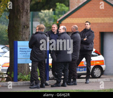 Gli ufficiali di polizia si riuniscono fuori dalla stazione di polizia di Belgrave, vicino alla scena di un tiro fatale a Melton Rd, Leicester. Un uomo di famiglia di 60 anni che è stato guidato a casa è stato ucciso da un cannoniere in un'auto sorpasso oggi dopo un inseguimento di 100 mph tra due città. L'innocente passeggero di sedile posteriore era con tre amici in una macchina che lasciava Nottingham dopo una notte fuori quando erano seguiti da un altro veicolo. L'inseguimento continuò per circa 13 miglia fino a che essi rallentarono verso una rotatoria a Melton Road, quando il secondo veicolo li accompagnò come un colpo fu sparato. La strada rimase a cordoni Foto Stock