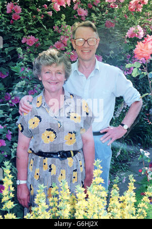 Diana Lamplugh con suo marito Paul nel loro giardino a Londra. Lavorano insieme sul Suzy Lamplugh Trust, istituito dalla signora Lamplugh in seguito alla scomparsa della figlia nel 1986. La fiducia spera di modificare la legge sulle responsabilità del datore di lavoro in materia di sicurezza. Foto Stock