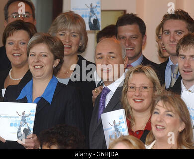 Iain Duncan Smith, leader del partito conservatore, con il presidente del suo partito Theresa May (seconda a sinistra) e i candidati del partito prima del suo discorso alla conferenza di Blackpool. Duncan Smith si trovava oggi ad affrontare la prova più dura della sua carriera politica mentre si rivolse alla sua conferenza di partito in mezzo a crescenti speculazioni sul suo futuro. Nel suo discorso ai delegati, il signor Duncan Smith ha cercato di rafforzare la sua leadership dichiarando: O volete la mia missione .... o volete Tony Blair. Non esiste una terza via. Foto Stock