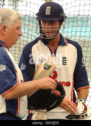 Il capitano dell'Inghilterra Michael Vaughan, parla con il capo allenatore Duncan Fletcher durante una sessione di allenamento al coperto, presso la struttura sportiva BKSP di Dhaka, mentre l'Inghilterra si prepara a affrontare il Bangladesh nelle prossime settimane. Foto Stock