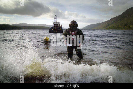 Lloyd Scott, un camminatore di beneficenza, emerge Loch Ness, dopo aver completato la parte finale della sua maratona subacquea. Scott ha passato due settimane a negoziare un tratto di 26 chilometri del tortuoso lago delle Highland. Ma la sfida non è stata senza i suoi problemi. La scorsa settimana il 41 anni è caduto da una sporgenza di 15ft mentre sotto l'acqua, ferendo la sua spalla, ma ha deciso di premere sopra con la sua sfida il giorno seguente. L'ex vigile del fuoco e giocatore professionista di calcio ha speso più di un mese di addestramento e qualificandosi come tuffatore per l'offerta, per raccogliere i soldi per i bambini di beneficenza con leucemia. Foto Stock