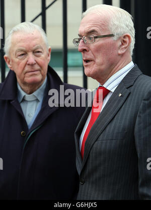 Il Consigliere Anthony McGonnell della SDLP (destra) e il Parroco Padre James Crowley lasciano una conquista nell'assassinio di Roseann Mallon alla corte di Laganside, Belfast. Foto Stock