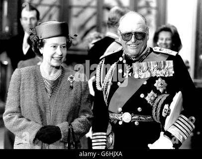 La Regina dà il benvenuto al suo cugino di 84 anni, Re Olav di Norvegia, al Castello di Windsor all'inizio della sua visita di Stato di quattro giorni oggi. Foto Stock