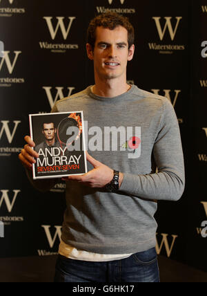 Andy Murray partecipa a una firma per il suo nuovo libro, Settanta-sette: My Road to Wimbledon Glory, a Waterstones, Piccadilly, Londra. Foto Stock