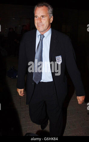 L'allenatore di portiere dell'Inghilterra Ray Clemence all'aeroporto di Luton, mentre la squadra è tornata dalla Turchia dopo il loro sorteggio 0-0 nella partita di qualificazione Euro 2004 a Istanbul. Il team bus ha guidato fuori da un altro cancello senza vedere i fan in attesa. Foto Stock