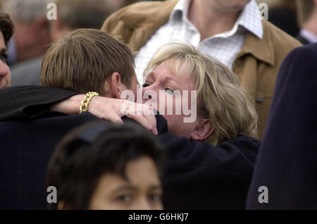 Heath van Renen (centro-destra), Chi ha perso suo figlio Charles nei bombardamenti di Bali, piange dopo aver Unito altri membri della famiglia delle vittime britanniche dai bombardamenti di Bali per liberare 202 palloncini da Trafalgar Square nel centro di Londra, in memoria delle 202 persone uccise nelle esplosioni sull'isola indonesiana un anno fa. Per celebrare l'anniversario dei bombardamenti, il gruppo britannico delle vittime dei bombardamenti di Bali era più tardi in attesa di un servizio commemorativo in ricordo delle 26 vittime britanniche. Foto Stock