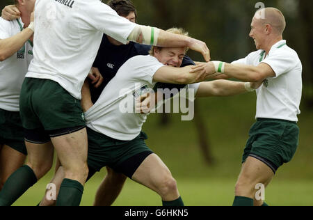 Nessun utilizzo di telefoni cellulari, i siti Internet possono utilizzare una sola immagine ogni cinque minuti durante la partita: Brian o'Driscoll (centro) gioca in giro con Peter Stringer (a destra) durante la sessione di formazione irlandese presso la East Coast Grammar School Grounds vicino a Gosford, New South Wales, Australia. Foto Stock